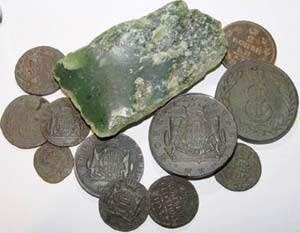 Нефритовый топорик и часть монет из Селенгинска